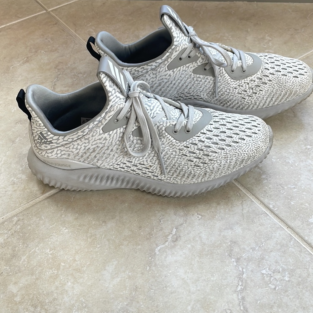 Womens Adidas Sneaker 6.5